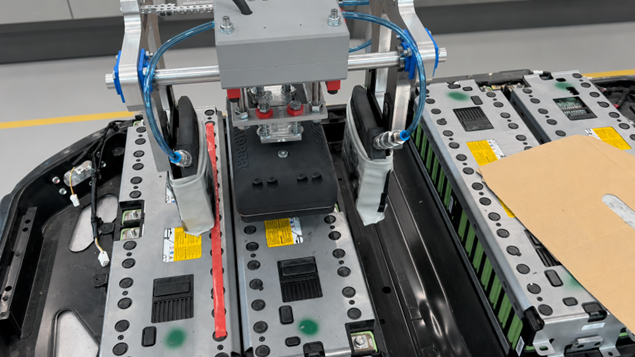 Photo displaying the module lifter of a robotic arm ready for automated dismantling of an electric vehicle battery